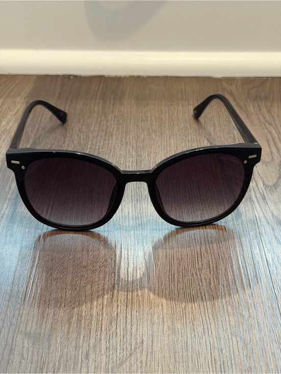 Tommy Hilfiger Accessories - Tommy Hilfiger Black Round-Edge Sunglasses